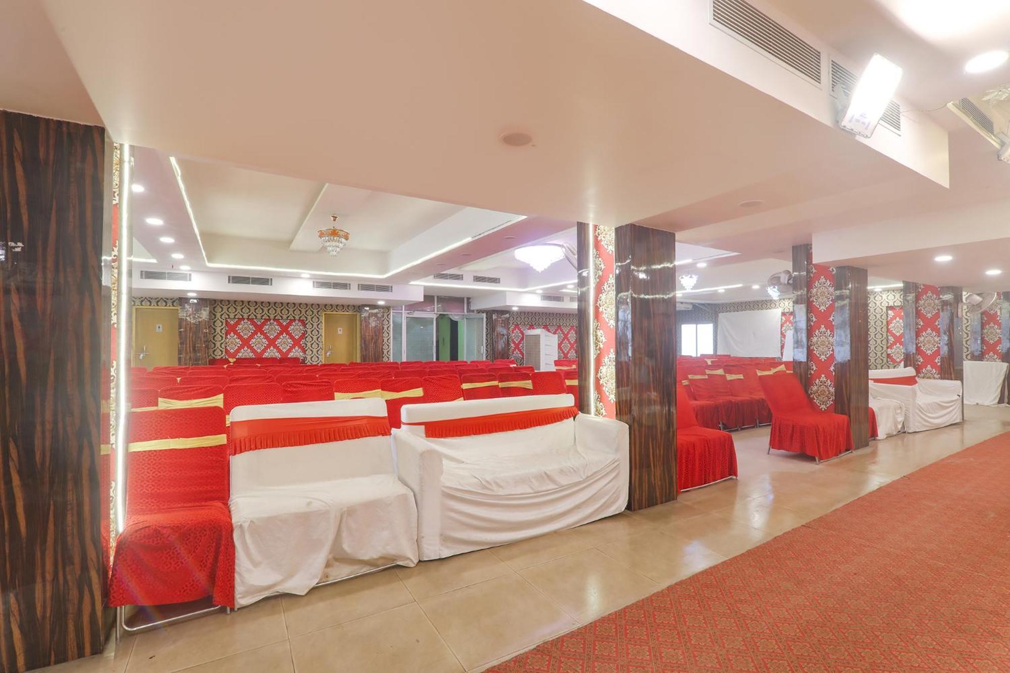 Fabhotel Swarn Banquet Kakarmatha Exterior photo